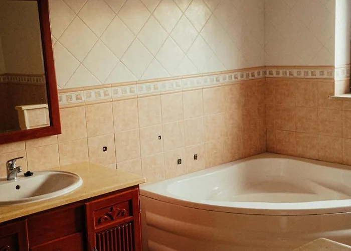 Retreat Center - Which-house בית אירוח *